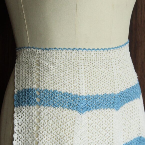 Vintage 1950s 1960s Half Apron, Crocheted in White and Blue,  Retro Kitchen - Picture 5 of 10